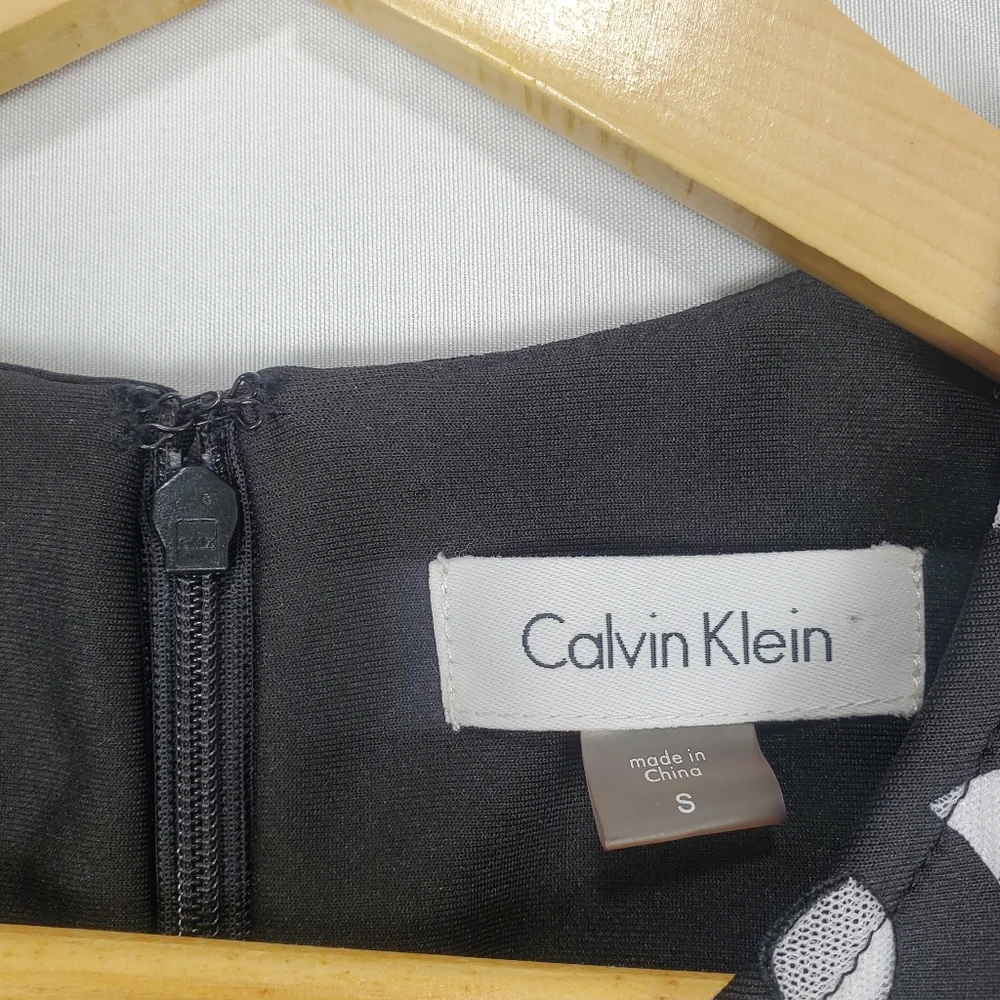 Calvin Klein Dressy Sleeveless Blouse with Tapered Waist Black / Gray Size Small - Picture 6 of 11